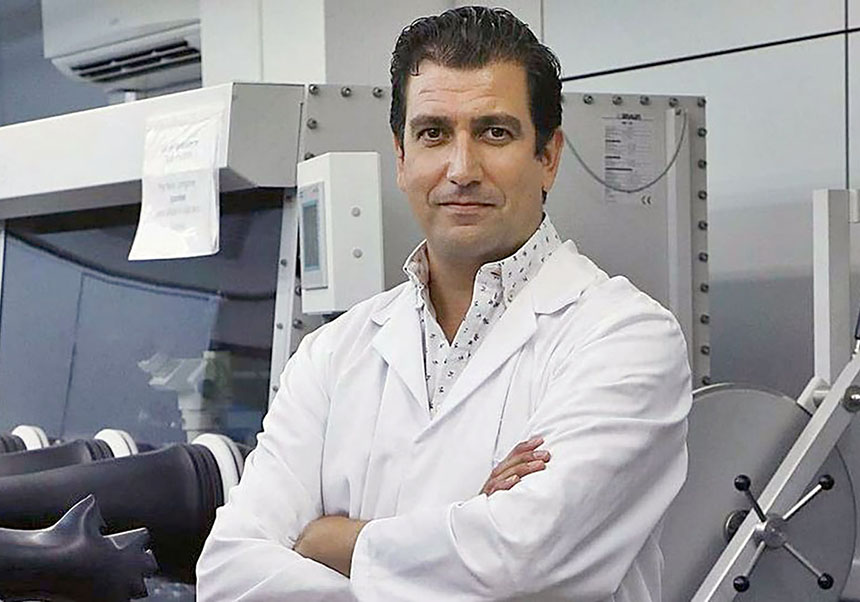 Gonzalo Abellán from ICMol awarded the 2025 RSEQ Research Excellence Award...